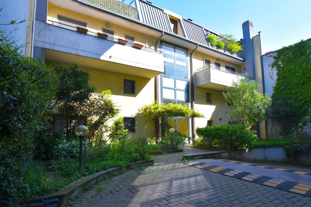 Apartamento Bocconi Fond Prada Ieo Spettacolare Attico Con Terrazzo Milán Exterior foto
